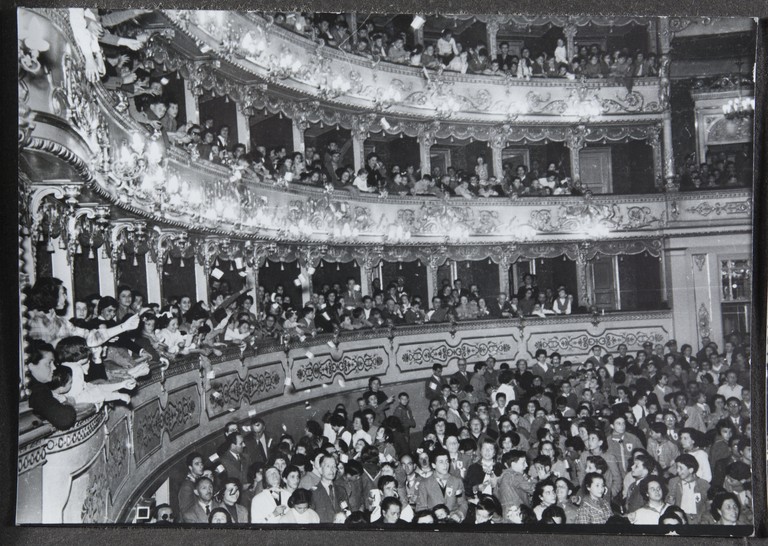 Reggio Emilia, 1955, Teatro Municipale, Festeggiamenti per l'80° di Alcide Cervi, panoramica del pubblico